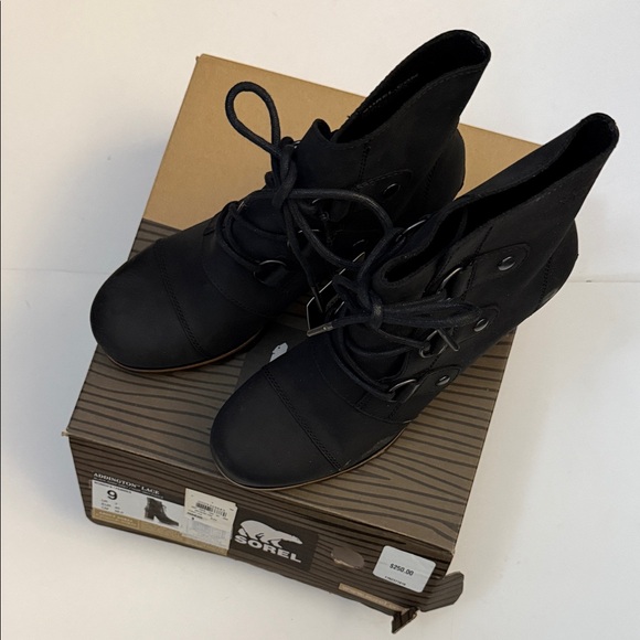 SOREL NWT Black Lace Up Women's Boots - Picture 8 of 9